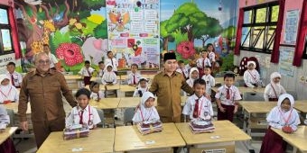 Bupati Mojokerto Serahkan Bantuan Seragam BOSDA 2025 kepada Siswa SD dan SMP