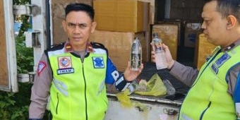 PJR Polda Jatim Gagalkan Penyelundupan 67 Dus Arak Bali