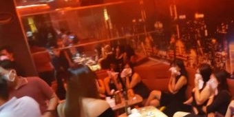 Razia Tempat Hiburan Malam di Pasuruan, Petugas Temukan Miras Ilegal dan Senjata Tajam