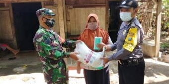 Babinsa dan Bhabinkamtibmas Widodaren Ngawi Salurkan Bantuan Sembako ke Warga