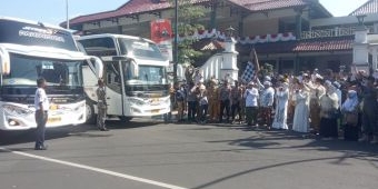 Berangkatkan 905 Jemaah Haji, Bupati Jember Minta Jaga Kesehatan dan Jaga Nama Baik Indonesia