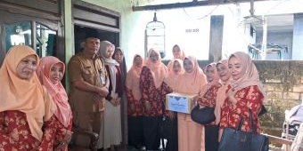 Safari Ramadan Dharma Wanita Disdik Cabang Bojonegoro-Tuban Beri Santunan ke Siswa yang Membutuhkan