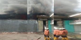 Dua Gudang Alat Elektronik dan Sandal di Margomulyo Surabaya Ludes Terbakar