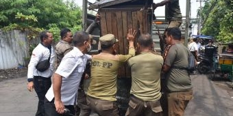 Satpol PP Surabaya Lakukan Sosialisasi serta Penertiban PKL di Jalan Sulung dan Johar