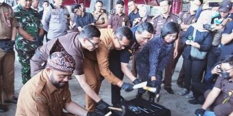Kejari Kota Batu Musnahkan Barang Bukti 127 Perkara Pidana