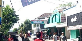 Tegakkan Perda, Satpol PP Blitar Tertibkan Reklame dan Baliho yang Izinnya Bermasalah