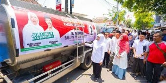 Khofifah dan Relawan Tapal Kuda Kirim Bantuan Air Bersih ke Warga Terdampak Kekeringan di Lumajang