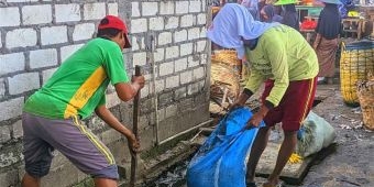 Atasi Bau Limbah Pasar Ikan, Perumda Pasar Lamongan Bersihkan Selokan