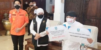 Bupati Madiun Dampingi Gubernur Khofifah Serahkan Bantuan ke Pekerja Seni