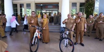 Wali Kota Bersama Wakil Wali Kota Batu Bagikan Sepeda dan Bola untuk ASN saat Apel Pagi