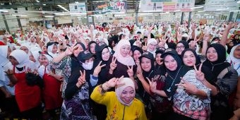 Sapa Ribuan Pekerja MPS Prigen, Khofifah Ajak Shalawatan dan Motivasi Jadi Perempuan Sukses