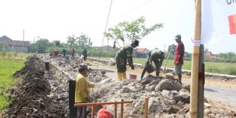 Pembangunan Plengsengan Irigasi di Tulangan Bukti Nyata Kemanunggalan TNI-Rakyat