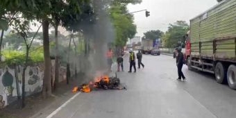 Satlantas Polres Gresik Sigap Padamkan Motor Terbakar di Terminal Bunder