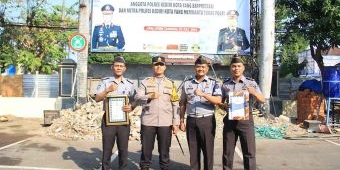 2 Pegawai Lapas Kediri Terima Penghargaan dari Polri