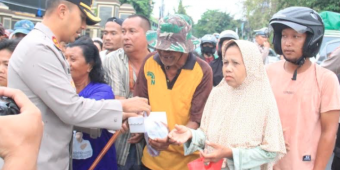 Kapolres Kediri Kota Bagikan Takjil ke Pengguna Jalan di Depan Mapolres