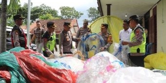 Jelang Kupatan, Polres Trenggalek Amankan Ratusan Balon Udara Siap Terbang