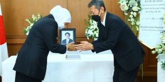 Gubernur Khofifah Sampaikan Dukacita Mendalam ke Konjen Jepang atas Wafatnya Mantan PM Shinzo Abe