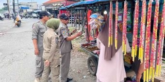 Satpol PP Kabupaten Mojokerto Pantau Penjual Mamin dan Petasan di Utara Brantas