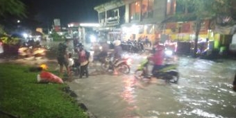 Dilanda Hujan Deras Disertai Angin Kencang, Sejumlah Titik di Surabaya Macet Total
