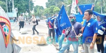Tuntut Kenaikan UMK, Puluhan Buruh di Jombang Unjuk Rasa ke Kantor Disnaker