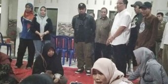 Tinjau Dapur Umur Korban Banjir, Bupati Gresik Tegaskan Bakal Bangun Kolam Retensi di Balongpanggang