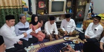 lagi-kiai-asep-takziyah-ke-tiga-rumah-korban-runtuhan-mushalla-al-khoziny-mau-badalkan-umrah