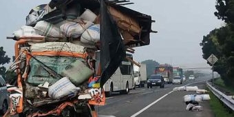 Truk Ekspedisi Ringsek Tabrak Belakang Dump Truk di Tol Jomo, Dua Nyawa Melayang