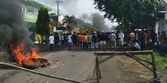 Desak Bupati Jember Terbitkan SK Pengelolaan Gunung, Warga Blokade Jalan dan Bakar Ban