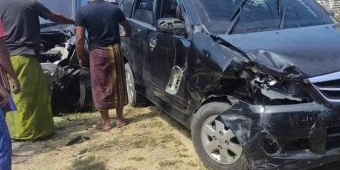 Adu Banteng, Dua Mobil di Jalan Raya Pamekasan-Sumenep Ringsek