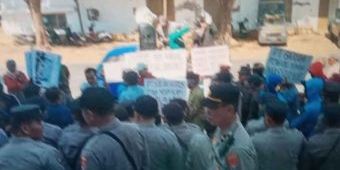 Tuntut Penyelesaian Konflik Lahan, Ratusan Warga Demo ke Kantor PT Garam