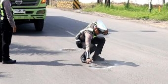 Minta BBPJN Lakukan Perbaikan, Satlantas Polres Gresik Tandai Lubang di Jalan Raya Daendels