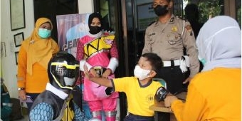 Polisi Power Rangers Hibur Anak saat Divaksin di Jombang