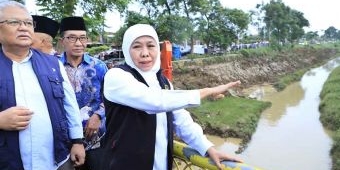 Dapat Aduan Warga yang Mengeluh Banjir, Gubernur Jatim Langsung Siapkan Dump Truck dan Excavator
