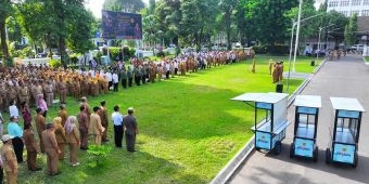 Wali Kota Kediri Serahkan Bantuan Gerobak untuk 24 PKL Terdampak Relokasi