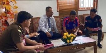 Tim PU Kejari Kediri Terima Penyerahan Tahap II Tersangka dan BB Kasus Dugaan Korupsi Korporasi Sapi