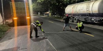 Diduga Ngantuk, Pemotor Seruduk Truk Parkir di Bangkalan