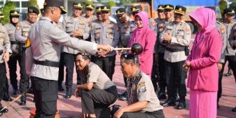 Dua Anggota Polres Gresik Dapat Kenaikan Pangkat, Ini Pesan Kapolres