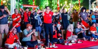 ​Nobar Bersama  Masyarakat di Grahadi, Pj Gubernur Jatim Puji Perjuangan Timnas Indonesia U-23