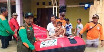 Korban Banjir Luapan Kali Lamong di Balongpanggang Gresik Dievakuasi