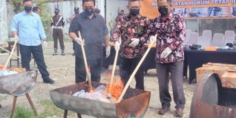 Kejari Ngawi Musnahkan 1,5 Juta Batang Rokok Ilegal hasil Sitaan Bea Cukai Madiun