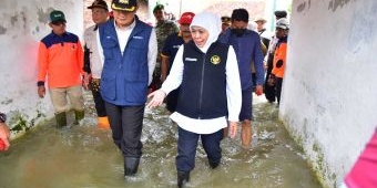 Respons Cepat Banjir Gresik di Sela Retreat, Gubernur Khofifah Kirim Bantuan Logistik dan Prioritask