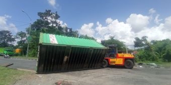 Truk Kontainer Terguling di Arteri Siring-Porong, Lalu Lintas Sempat Lumpuh Total