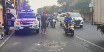 Seorang Lansia Penyeberang Jalan di Raya Gajah Mada Sidoarjo Tertabrak Sepeda Motor