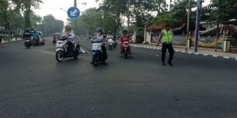 Satlantas Polres Pamekasan Rutinkan Atur Lalu Lintas Pagi di Jam Padat Kendaraan