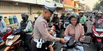 Satlantas Polres Mojokerto Kota Bagikan Brosur Ajak Pengendara Taat Lalu Lintas