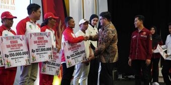 Bupati Kediri Serahkan Bonus Rp2,4 M untuk Atlet SEA Games Thailand dan Porprov Jatim 2025