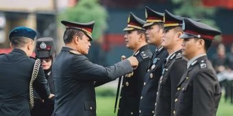 Pimpin Upacara Hari Kesadaran Nasional, Kapolda Jatim Anugerahkan Satyalancana