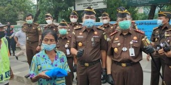 Kejaksaan Tinggi Jawa Timur Bagikan 10.000 Paket Masker dan Face Shield