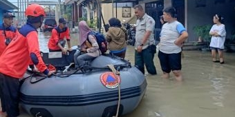 Respons Banjir Gresik, Tim BPBD Jatim Evakuasi Warga dan Serahkan Bantuan Logistik