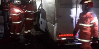 Diduga Korsleting Kabel, Mobil Boks di Surabaya Terbakar